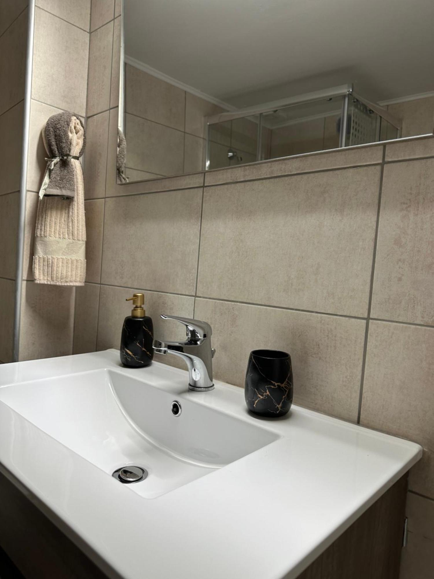 Lux Apartment Next To The Sea ピレウス エクステリア 写真